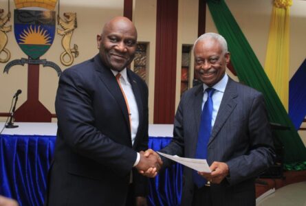 Le maire d’Owendo, Arnaud Sandri Nombo (à gauche) et son homologue de Libreville, Eugène Mba, le 28 mai 2026, à Libreville. © D.R.