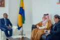 Mays Mouissi et l’ambassadeur d’Arabie saoudite au Gabon, Farraj Ben Nader, le 13 mai 2026, à Libreville. © D.R.