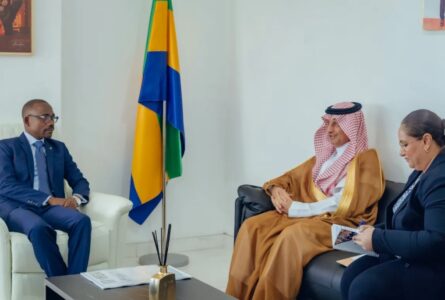 Mays Mouissi et l’ambassadeur d’Arabie saoudite au Gabon, Farraj Ben Nader, le 13 mai 2026, à Libreville. © D.R.