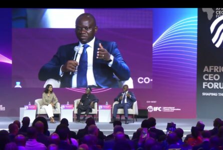 Le président gabonais Brice Clotaire Oligui Nguema (à droite) s'exprimant lors d'une table ronde avec le président nigérian Bola Tinubu, le 14 mai 2026, à Kigali. © ktpress.rw