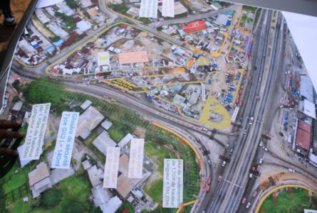 Une vue de carte présentée au maire adjoint. © Hôtel de Ville/Libreville
