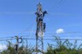 Des agents lors des travaux de déploiement du câble ACCC sur la ligne de transport électrique 90KV Owendo-Bisségué. © SEEG