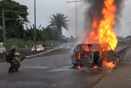 Le véhicule en feu et les sapeur-pompiers tentant d'éteindre les flammes, le 28 mai 2026, au PK6. © Capture d'écran/GabonReview