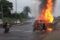 Le véhicule en feu et les sapeur-pompiers tentant d'éteindre les flammes, le 28 mai 2026, au PK6. © Capture d'écran/GabonReview