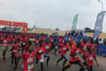 Marée rouge sous la banderole «Start» : l'élan populaire de la 8ᵉ édition du 10 Km de Port-Gentil. © GabonReview