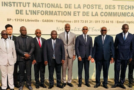 Autorités et responsables réunis devant le siège de l'INPTIC à Libreville, à l'issue de la cérémonie de signature de la convention de partenariat avec l'ARCEP, le 1er juin 2026. © D.R.