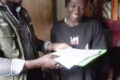 La maman recevant les actes de naissance. © GabonReview (Capture d’écran / Gabon télévision)