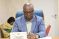 Le ministre de l’Intérieur, de la Sécurité et de la Décentralisation, Adrien Nguema Mba, devisant, le 11 juin 2026, avec les députés de la Commission des Finances, du Budget et de la Comptabilité publique de l’Assemblée nationale. © Presse de l’Assemblée nationale
