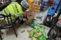 Une vue des produits et un agent de l’Agasa en pleine inspection. © Agasa