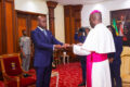 Le président Brice Clotaire Oligui Nguema recevant les Lettres de créance du Nonce apostolique, Monseigneur Relwende Kisito Ouedraogo. © Communication présidentielle