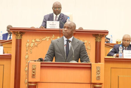 Le vice-président du gouvernement, Hermann Immongault devant les députés, le 2 juin 2026. © D.R.