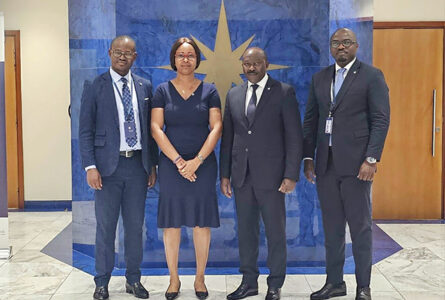 Le Bureau exécutif du Collectif posant, le 8 juin 2026, avec le président du Groupe BGFI, Henri Claude Oyima. © D.R.