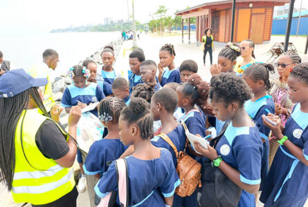 Groupe d’élèves visitant le sentier des tortues, le 5 juin 2026 à Libreville. © GabonReview
