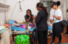 Les membres de la Fondation échangeant avec une jeune maman lors de la remise des kits, le 9 juin 2026. © D.R.
