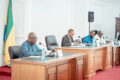Le ministre de l’Intérieur, Adrien Nguema Mba, Gabriel Zomo Yebe et quelques membres du bureau de la Commission des Affaires économiques, de la Production et des Échanges du Sénat qu’il dirige. © D.R.