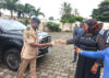 La ministre d’État, Brigitte Onkanowa, remettant la clé du véhicule au commandant en chef du corps paramilitaire des Douanes, le 11 juin 2026. © GabonReview