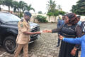 La ministre d’État, Brigitte Onkanowa, remettant la clé du véhicule au commandant en chef du corps paramilitaire des Douanes, le 11 juin 2026. © GabonReview