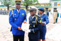 Le secrétaire général du ministère, le général de division Sylvain Florient Pangou Mbembo remettant le diplôme au major de la promotion, le 26 juin 2026 à Libreville. © GabonReview