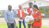La présidente nationale de la Croix-Rouge gabonaise, le Dr Véronique Tsakoura remettant un kit à un bénéficiaire, le 31 mai 2026 à Franceville. © D.R.