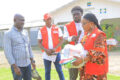 La présidente nationale de la Croix-Rouge gabonaise, le Dr Véronique Tsakoura remettant un kit à un bénéficiaire, le 31 mai 2026 à Franceville. © D.R.