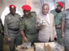 Le préfet du Wouri, Sylyac Marie Mvogo, et les gendarmes lors de la perquisition de l’usine clandestine de fabrication de la fausse monnaie. © GabonReview/Capture d’écran