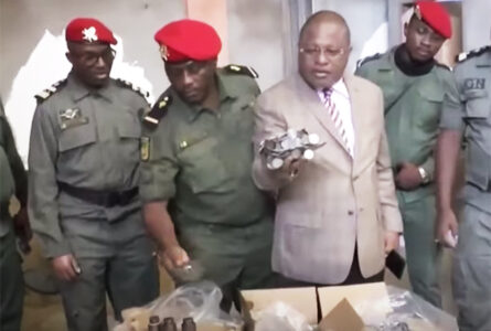 Le préfet du Wouri, Sylyac Marie Mvogo, et les gendarmes lors de la perquisition de l’usine clandestine de fabrication de la fausse monnaie. © GabonReview/Capture d’écran