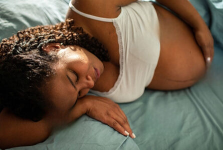 En 2025, 59 femmes gabonaises arrivées enceinte dans une maternité n'en sont pas ressorties vivantes. (Source : Rapport annuel OMS-Gabon 2025). © GabonReview/Shutterstock