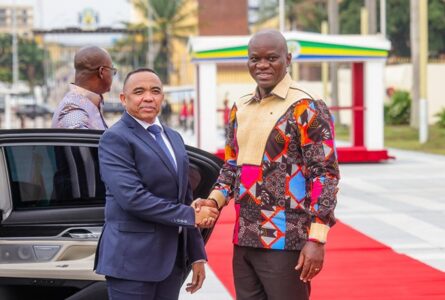 Le président Brice Clotaire Oligui Nguema et le président de la Refondation de la République de Madagascar, le colonel Michaël Randrianirina, le 5 juin 2026, à Libreville. © Com. présidentielle