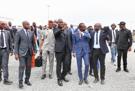 Le présence Brice Clotaire Oligui Nguema, le ministre du Logement, Mays Mouissi, et les officiels lors du lancement du programme national de logement, à Bikélé-Nzong. © Com. présidentielle