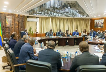 Des membres du gouvernement et des représentants du secteur privé, notamment de la Fédération des entreprises du Gabon (FEG), lors de la séance de travail du 26 mai 2026. © Communication VPG