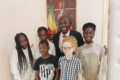 Le ministre Augustin Emane posant pour la prospérité avec les enfants au sortir de la visite, le 16 juin 2026. © D.R.