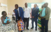 Le chef de la délégation, Charles Otando, remettant le trousseau de naissance. © GabonReview