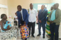 Le chef de la délégation, Charles Otando, remettant le trousseau de naissance. © GabonReview