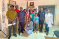 La présidente de l'ONG au centre lors de la photo de famille avec les participants. © D.R.