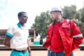 Un élève discutant avec l’un des responsables de Maurel & Prom Gabon, le 5 juin 2026. © D.R.