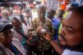 Maire de Libreville, Eugène Mba en plein travaux pratiques sur le processus de numérisation des taxes avec les commerçants, le 12 juin 2026, à Mont-Bouët. © D.R.