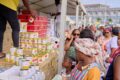 Les populations amassées devant un stand de boites de conserve lors du Méga marché CEAG à Owendo. © D.R.