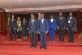 Photo famille avec le vice-président du gouvernement à l'issue de la cérémonie d'ouverture des travaux. © Communication VPG