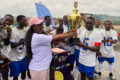 La présidente de l’ONG, Grace Effafong Mbibi remettant le trophée du vainqueur, le 13 juin 2026. © GabonReview