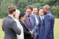 Kobé-Kobé, 8 juin 2026. Ni dans un camp, ni dans l'autre : le président Oligui Nguema au milieu des partenaires internationaux du projet, venus de sept pays sur cinq continents. © Communication présidentielle Gabon