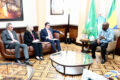 Le président Brice Clotaire Oligui Nguema devisant avec la délégation américaine conduite par le Sous-Secrétaire adjoint du Bureau des Populations, Réfugiés et Migration, Christian Ehrhardt. © Communication présidentielle