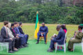 Entouré des délégations venues de pays des cinq continents, le président Oligui Nguema sur le site du futur port en eau profonde de Kobé-Kobé, le 8 juin 2026. © Communication présidentielle Gabon