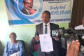 Randy Noël Ekwaghe Obame brandissant sa lettre de démission du PDG, lors de sa conférence de presse à Ntoum, le 6 juin 2026. © D.R.