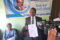 Randy Noël Ekwaghe Obame brandissant sa lettre de démission du PDG, lors de sa conférence de presse à Ntoum, le 6 juin 2026. © D.R.