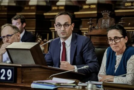 La Ville de Bordeaux – dont Thomas Cazenave, au centre de la photo, est maire – a refusé officiellement lundi 1er juin un legs privé de 53 biens culturels originaires de sept pays africains.  © GUILLAUME BONNAUD / SUD OUEST/MAXPPP