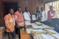 Le secrétaire général du ministère du Logement, de l'Habitat, de l'Urbanisme et du Cadastre, Rodrigue Ndoumadiamba, remet officiellement 4 046 décisions de cession à la Conservation de la Propriété Foncière et des Hypothèques, ce vendredi 12 juin 2026 à Libreville. © D.R.