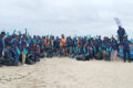 Agents de Vaalco Gabon SA, familles et personnels municipaux réunis sur le front de mer de Port-Gentil, au terme de l'opération de collecte de déchets menée à l'occasion de la Journée mondiale de l'environnement. © GabonReview