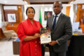 La présidente des Awards de la Femme Gabonaise, Laetitia Mebaley, aux côtés du vice-président du Gouvernement. © D.R.