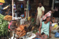 Une commerçante au marché Mont-Bouet sur sa table. © Tripadvisor