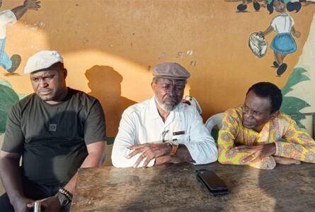 Le chef de quartier Gabriel Obiang Otogho accompagné de quelques membres du Collectifs. © GabonReview